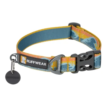 Bunter Hundehalsband von Ruffwear mit einem blauen, orangefarbenen und gelben Design, mit einem schwarzen Etikett und Logo.