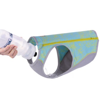 Eine Hand hält eine Wasserflasche, die Wasser in eine blau-gelbe Hundehydrationsweste mit grauem Netzfutter gießt.