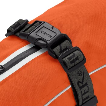 Nahaufnahme eines orangefarbenen Haustier-Rucksacks mit einer schwarzen Kunststoffschnalle mit "HUNTER"-Markierung und grauen Riemen.