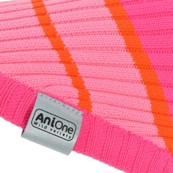 Nahaufnahme eines rosa-orange gestreiften gestrickten Haustierzubehörs mit grauem Etikett mit der Aufschrift "AniOne wild variety".