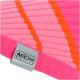 Nahaufnahme eines rosa-orange gestreiften gestrickten Haustierzubehörs mit grauem Etikett mit der Aufschrift "AniOne wild variety".