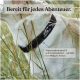 Hund trägt ein schwarzes FREUDENTIER Halsband im hohen Gras mit Text „Bereit für jedes Abenteuer“ und Produkteigenschaften auf Deutsch.