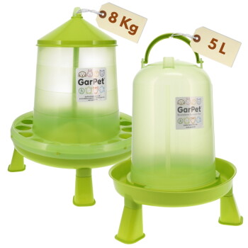 Zwei grüne GarPet-Geflügelfütterer auf Beinen, aus Kunststoff, mit sichtbaren Kapazitätsangaben '8 kg' und '5 l'.