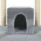 Graues Plüsch-Katzenhaus mit einem vorderen Eingang, umgeben von zwei hohen Kratzpfosten, die mit natürlichem Sisal-Seil bedeckt sind.