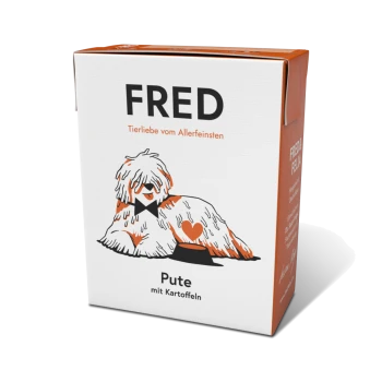 Kartons mit Tierfutter, gekennzeichnet mit "FRED", mit einem Cartoon-Hund mit Fliege und Herz, der "Pute mit Kartoffeln" angibt.