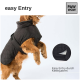 Ein Golden Retriever trägt einen schwarzen gesteppten Hundemantel, der das 'easy Entry'-Feature zeigt, mit einer Nahaufnahme des Klettverschluss-Systems.