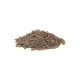 Ein Haufen brauner Haustierfutterpellets auf einem weißen Hintergrund, der die Textur und Form des Trockenfutters zeigt.