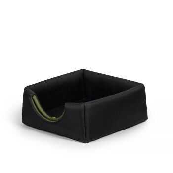 Schwarzes Haustierbett mit quadratischer Form und einem grünen Akzentgriff, entworfen für Komfort und Stil.