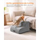 Kätzchen mit orangefarbener Bandana auf grauen Haustiertreppen neben dem Sofa; sichtbarer Text 'Sanfter, gelenkschonender Aufstieg'.
