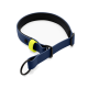 Ein blaues und schwarzes Haustierhalsband mit einem hellgelben verstellbaren Abschnitt und schwarzen Ringen zur Leinenbefestigung.