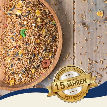 Eine Holzschüssel mit buntem Vogelfutter, das Körner, Samen, getrocknete Früchte und ein "Beste Qualität"-Abzeichen mit der Aufschrift "10 Jahre" enthält.