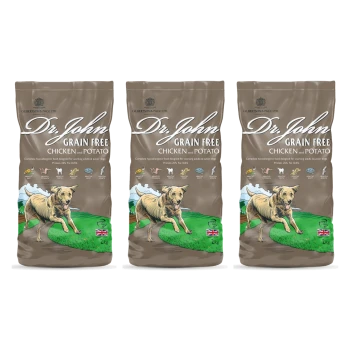 Drei Beutel Dr. John Grain Free Hundefutter, mit der Aufschrift "Huhn und Kartoffel", jeweils 2 kg, mit einer Illustration eines laufenden Hundes und Nährstoffangaben.