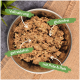 Schüssel mit Tierfutter, die eine getreidefreie, glutenfreie Formel aus Truthahn und Reis zeigt, gekennzeichnet mit wichtigen Nährwertangaben.