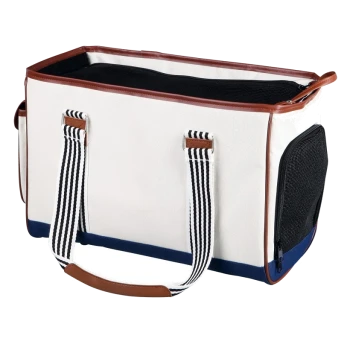 Eine stilvolle Tragetasche für Haustiere in Creme mit einem navyblauen Boden, mit braunen Lederakzenten und gestreiften Griffen.