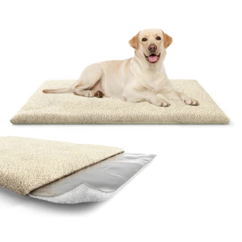 kälteabweisende und wärmeisolierende Thermodecke beige L Ein hellfarbener Hund liegt auf einem plüschigen, beigen Haustierbett, mit einer Nahaufnahme der weichen Textur und des geschichteten Designs des Bettes.