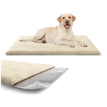 Ein hellfarbener Hund liegt auf einem plüschigen, beigen Haustierbett, mit einer Nahaufnahme der weichen Textur und des geschichteten Designs des Bettes.