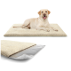 Ein hellfarbener Hund liegt auf einem plüschigen, beigen Haustierbett, mit einer Nahaufnahme der weichen Textur und des geschichteten Designs des Bettes.