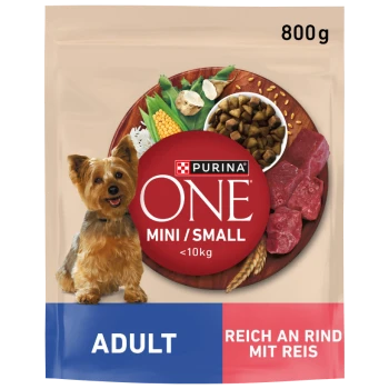Emballage de nourriture pour chiens Purina ONE Mini/Small, 800g, avec de la viande, des légumes et des croquettes. Texte : "Adult" et "Reich an Rind mit Reis."