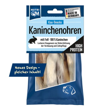 Nutri QM Naturals Hundesnacks, 100 % Kaninchenohren mit Fell, hergestellt in Deutschland, sichtbare getrocknete Kaninchenohren in blauer und grüner Verpackung.