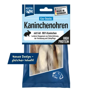 Nutri QM Naturals Hundesnacks, 100 % Kaninchenohren mit Fell, hergestellt in Deutschland, sichtbare getrocknete Kaninchenohren in blauer und grüner Verpackung.