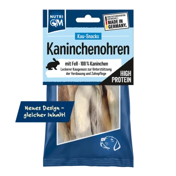 Nutri QM Naturals Hundesnacks, 100 % Kaninchenohren mit Fell, hergestellt in Deutschland, sichtbare getrocknete Kaninchenohren in blauer und grüner Verpackung.