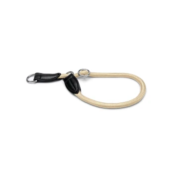 Ein beiger geflochtener Hundehalsband mit schwarzen Lederakzenten und Metallringen zur Leinenbefestigung.