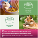 Ein weißer Hamster, der aus einer Schüssel mit Mischfutter frisst, mit einem braunen Hamster in einem Korb in der Nähe. Der Text enthält Fütterungshinweise und Pflegetipps.