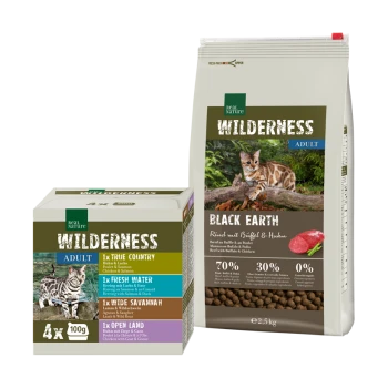 Emballage de nourriture pour animaux Wilderness présentant un sac de 2,5 kg étiqueté "BLACK EARTH" avec du bœuf et du poulet, et une boîte de 4 paquets de saveurs assorties.