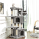 Ein grauer Katzenbaum mit mehreren Ebenen, mit einer weißen Katze, die oben liegt, und einer schwarzen Katze, die aus einer Hängematte schaut.