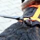 Schwarzer Sicherheitskarabiner mit orangefarbenem Riemen, beschriftet mit Eigenschaften: 400 kg Stärke, 86 mm lang, 24 g schwer und sicherer Drehverschluss.