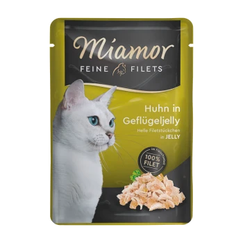 Saszetka z karmą dla kotów z białym kotem o niebieskich oczach, oznaczona 'Miamor Feine Filets Huhn in Geflügeljelly', prezentująca kawałki filetów z kurczaka w galaretce.