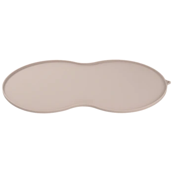 Eine beige, ovalförmige Futtermatte für Haustiere mit erhöhten Rändern, entworfen, um Verschüttungen aufzufangen und die Futterbereiche sauber zu halten.