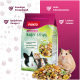 Eine bunte Tüte PANTO Nager-Crispy-Haustiersnacks mit einem Kaninchen, Hamster und Meerschweinchen, mit einer Mischung aus knusprigem Futter, das davor verstreut ist.