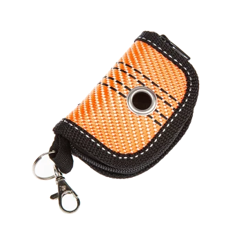 Orange gewebtes Täschchen als Kotbeutelspender für Hunde mit Metallösenöffnung, schwarzer Reißverschlussumrandung und Karabinerhaken.