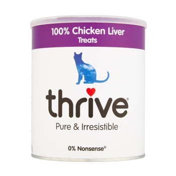 Dose mit Thrive 100% Hühnerleber-Leckerlis für Katzen, mit einer blauen Silhouette einer Katze und dem Text "Pure & Irresistible" und "0% Nonsense."