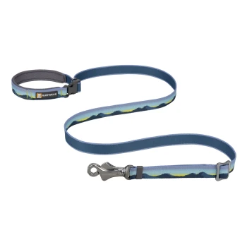 Eine bunte Hundeleine mit einem Berglandschaftsdesign, mit einem gepolsterten Griff und einem Metallclip zur Befestigung, beschriftet mit "RUFFWEAR."