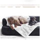 Ein großer brauner Hund und ein kleiner schwarzer Pudel ruhen sich auf einem schwarzen Sofa aus, das mit einer weißen Decke bedeckt ist.