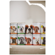 Dosen mit "DOG'S LOVE" Haustierfutter, die verschiedene Hunderassen auf den Etiketten zeigen, mit einem Hund, der zwischen den Dosen hervorlugt.