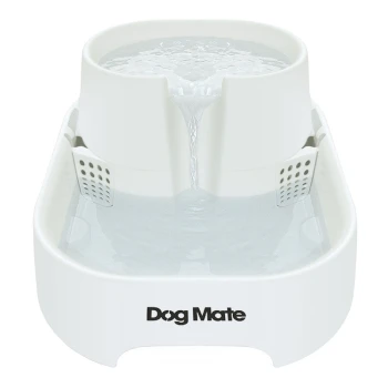 Weicher Haustier-Wasserbrunnen mit fließendem Wasser, mit einem Doppel-Schalen-Design und dem Text "Dog Mate" auf der Vorderseite.