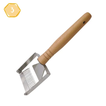 Edelstahl-Haustierpflege-Rechen mit einem Holzgriff, mit einem sechseckigen Abzeichen mit der Aufschrift "3" in der oberen Ecke.