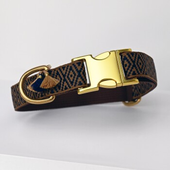 Stylische Haustierhalsband mit einem gemusterten Stoff in Marineblau und Braun, mit einer goldenen Schnalle und dekorativen Quasten.
