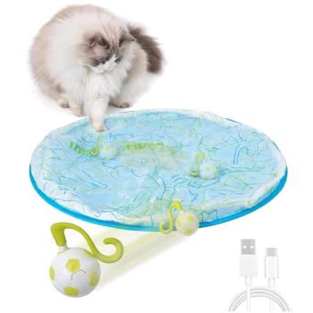 Flauschige Katze, die an einer blauen, kreisförmigen interaktiven Spielmatte mit drei hängenden Bällen und USB-Kabel spielt; sichtbarer Text 'interactive'.