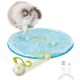 Flauschige Katze, die an einer blauen, kreisförmigen interaktiven Spielmatte mit drei hängenden Bällen und USB-Kabel spielt; sichtbarer Text 'interactive'.