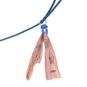 Een blauwe lijn met een plastic zakdispenser eraan bevestigd, met twee roze afvalzakken met het label 'ZORG VOOR'.