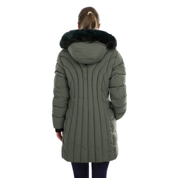 Eine Frau in einem langen, olivgrünen Daunenmantel mit einer mit Pelz gefütterten Kapuze, von hinten betrachtet.