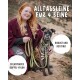 Eine Frau in einem kastanienbraunen Poncho hält eine grüne Leine für einen gestromten Hund. Text: 'ALLTAGSLEINE FÜR 4 BEINE', 'ROBUST UND ROSTFREI.'