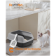 Graue offene Katzentoilette mit Schaufel und weißer Katze mit blauen Augen in der Nähe, Text „Offene Katzentoilette“ sichtbar.