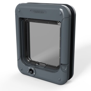 Graue Katzenklappe mit einer transparenten Klappe, die über einen Verriegelungsmechanismus und einstellbare Einstellungen für den Zugang von Haustieren verfügt.