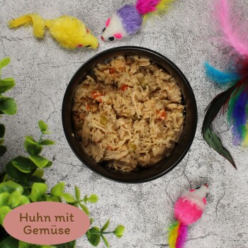 Premium zerkleinertes Huhn mit Wachteleiern in einer Metallschale für Haustiere, beschriftet mit "Huhn mit Wachtelei".