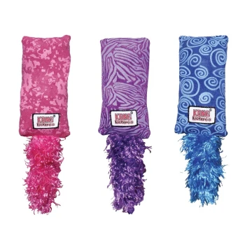 Drei KONG Kickeroo Katzenspielzeuge: pink mit einem flauschigen Schwanz, lila mit einem Muster und blau mit einem Wirbel-Design.